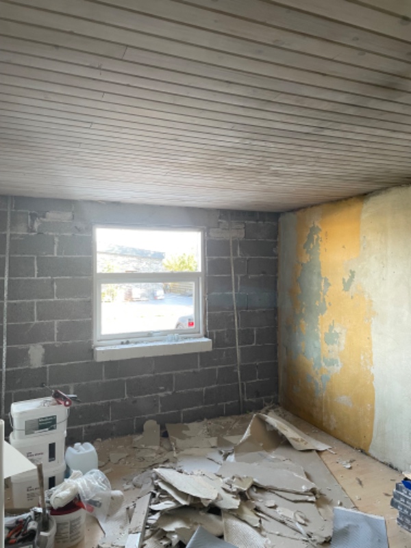 Isolering og gips på en væg + loft i værelse