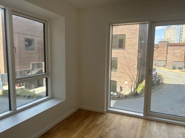 Opsætning af reoler og lamper i betonvægge