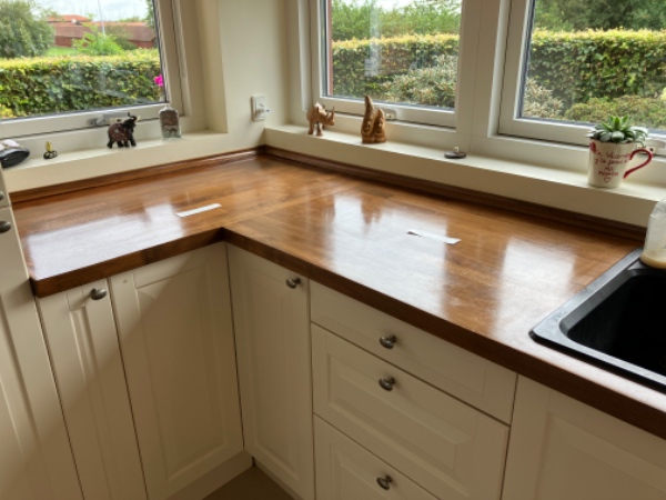 Slibning af massiv trækøkkenbord og en gang oliering