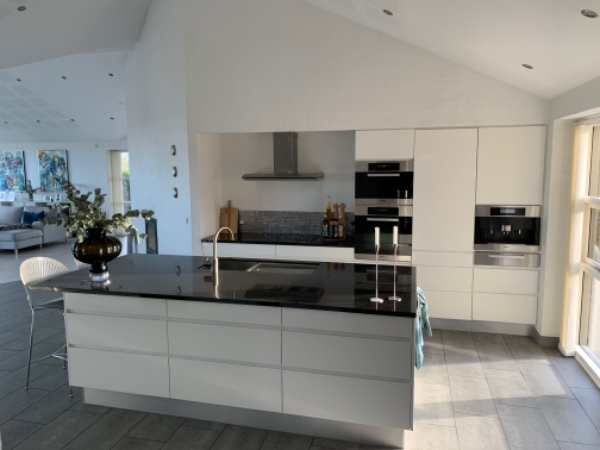 Løfte en granitborplade, 125x275x3 fra  en kogeø og over på opbevaringsramme i samme rum.