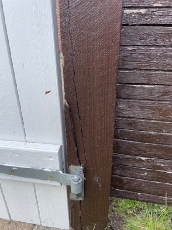 Reparation af hegnstolpe/havelåge