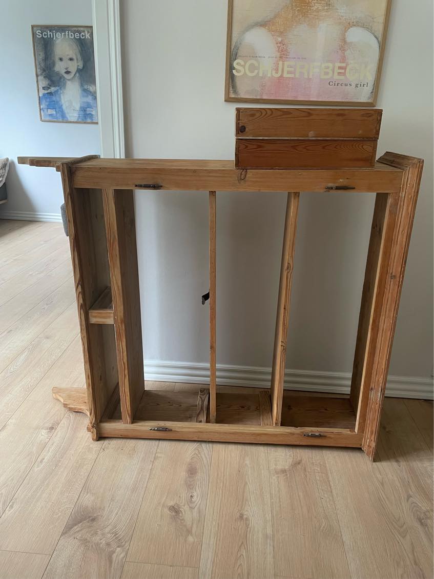 Hængt et tungt vitrineskab op på væg