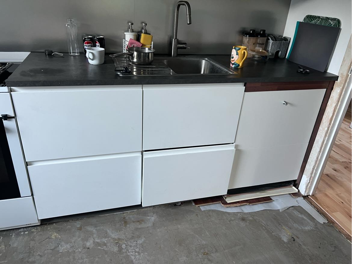 Køkkenet skal afmonteres fra væggen og flyttes