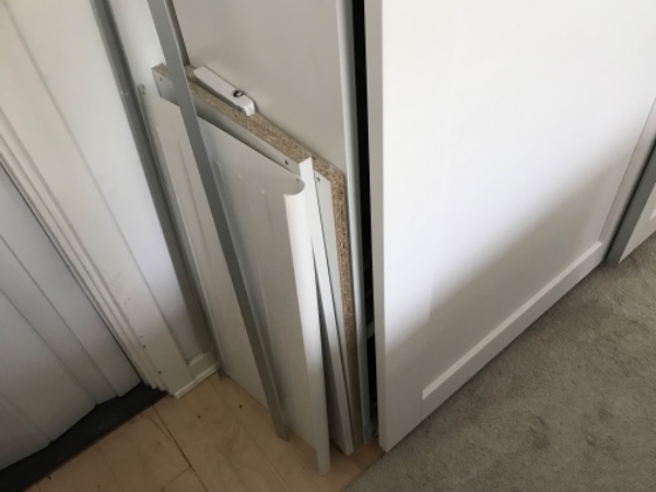 Færdigt samling af skydeskab fra Ikea i soveværelse