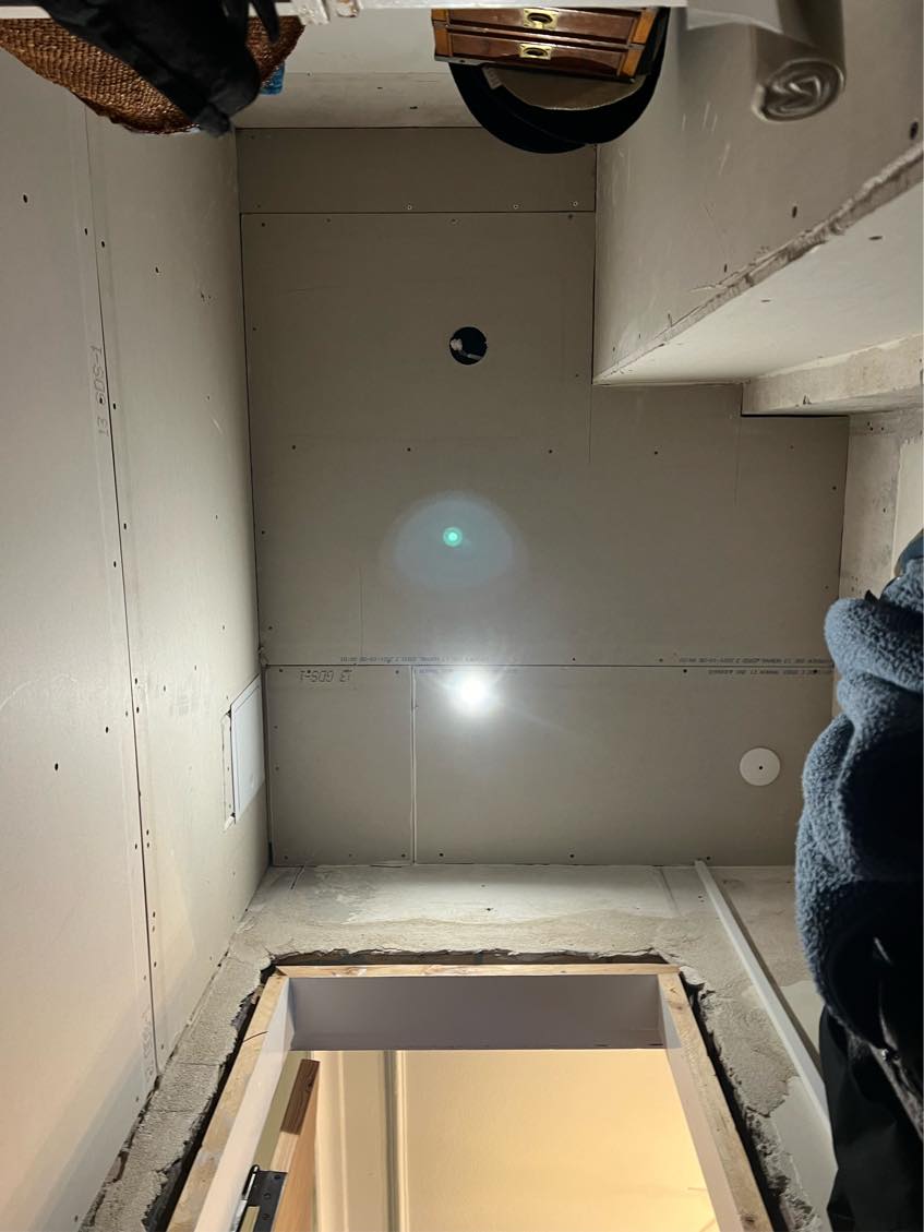 Spartling, filt og maling af 1,5 m2 garderobe