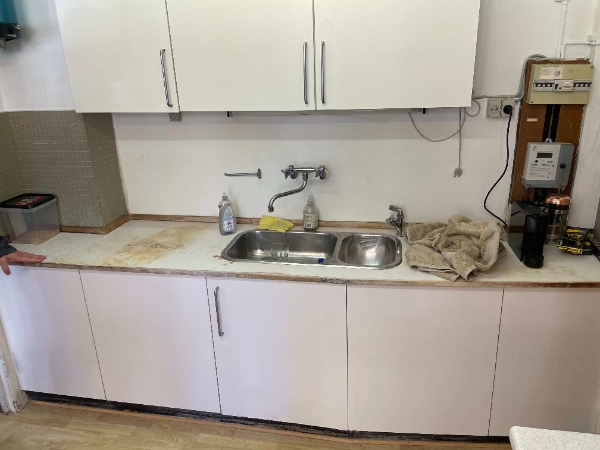 Fjerne indbyggede skabe og male vægge