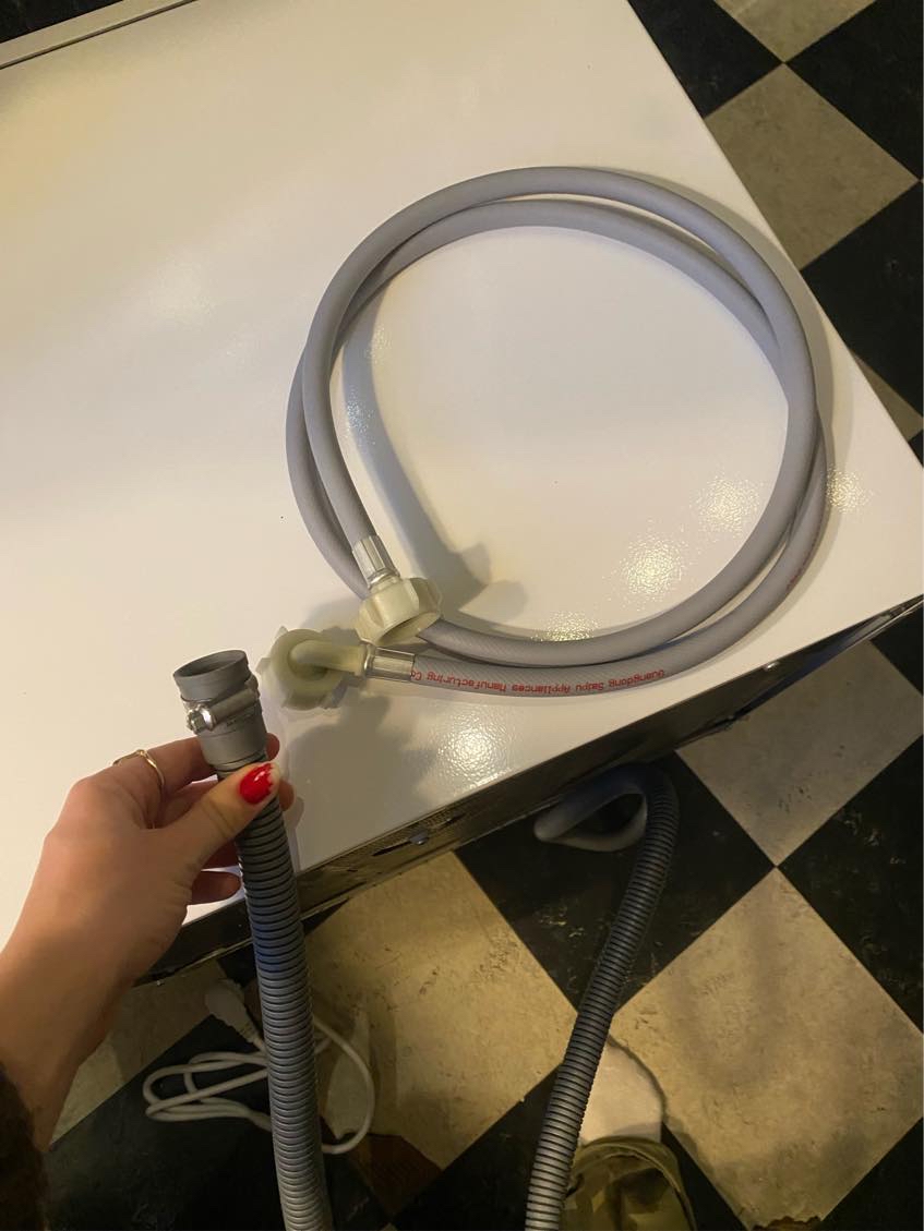 Installation af bordopvaskemaskine under vask 