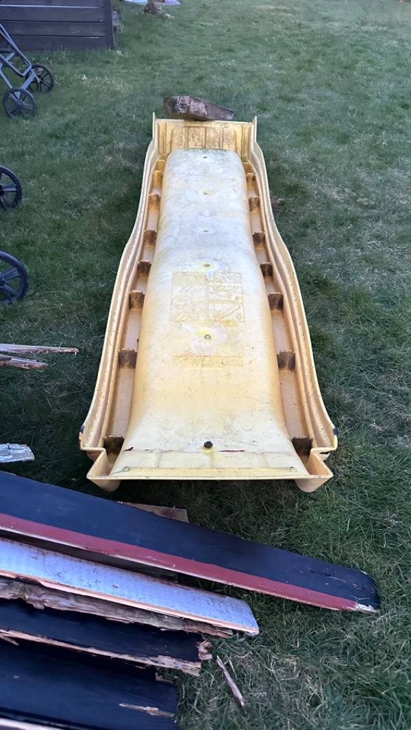 Vi vil gerne have kørt træaffald + lidt plastik væk.