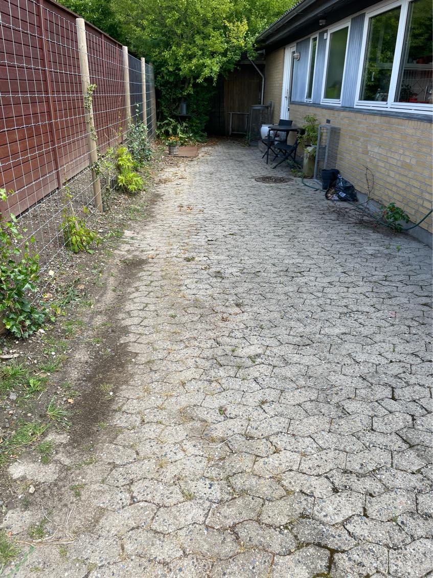 Fjernet ukrudt i indkørsel, og terrasse.