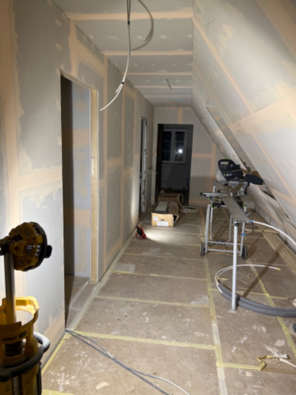 Fuldspatle, væv og maling af 2 rum. I alt ca 30 kvm. Skråt loft. 4 kviste. Loftshøjde 250 cm. Jeg har materialer.