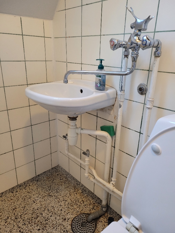 Vi vil gerne have monteret blandingsbatteri og ny håndvask på gammelt badeværelse fra 60'erne.