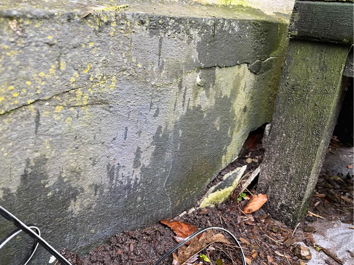 Reparation af sokler. Det meste skyldes at terrassen er lavere end tidligere.