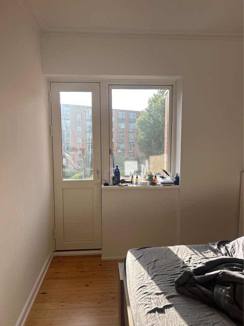 Ophængning af 5 gardiner, 3 billeder og 2 små sengebord