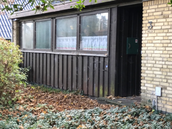 Udvendig rensning af hus, blade fra vej og indkørsel fejes og køres væk, pudsning af vinduer udvendi