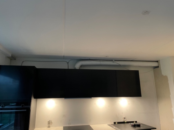 Afdækning af mellemrum mellem køkken og loft med plade