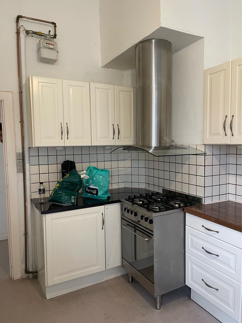 Rengøring af køkken og afkalkning af 2 brusekabiner