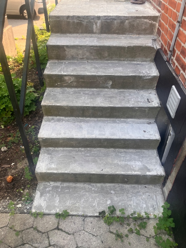 Oppudsning af betontrappe samt lægning af fliser