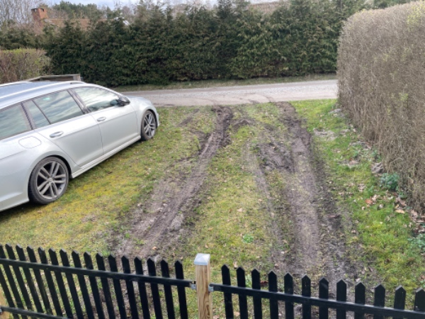 Afgravning og græsarmeringssten-indkørsel