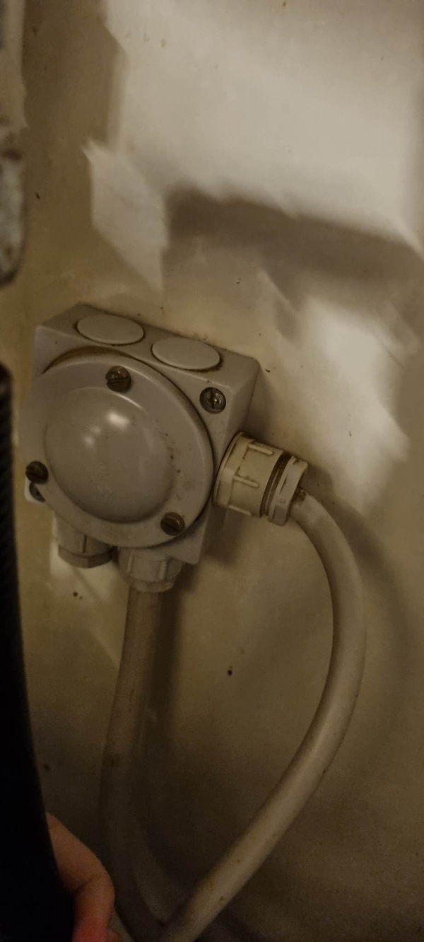 Tilslutning af opvaskemaskine. Strøm skal tilsluttes i boks, uden stik