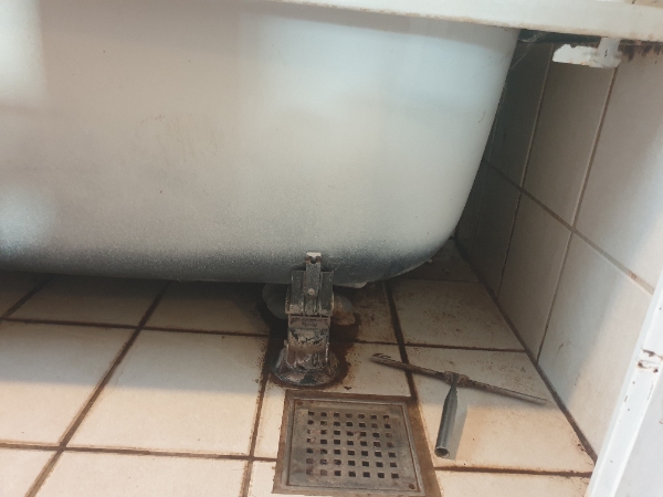 Søger VVS'er til hjælp til badekar