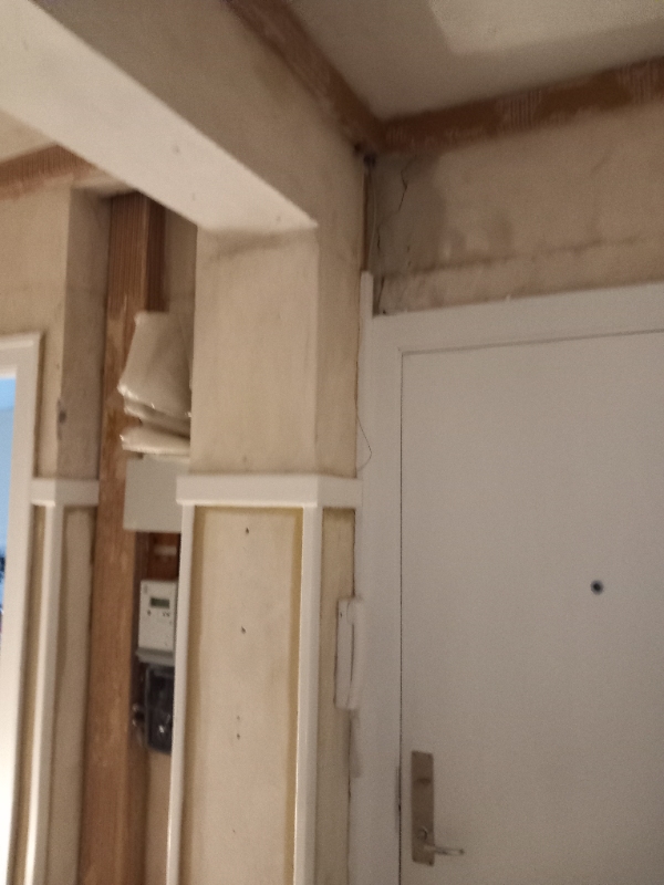 Pudsning og spartels af lille gang