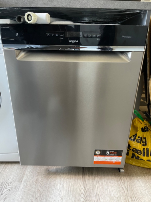 Installeret og justeret en opvaskemaskine under bord