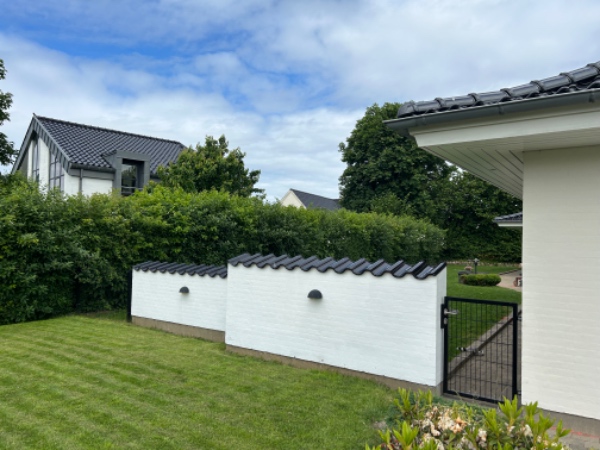 Hækklipning og lugning af bed