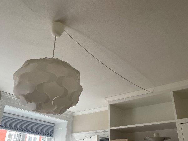 ophæng af 4 lamper i alt, to i samme stik og en skal udskifte
