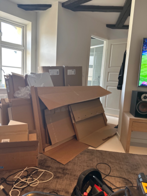 Fjernet møbler og emballage