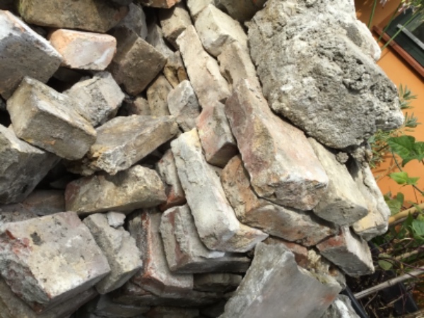 Kørt en bunke mursten og betonklumper væk