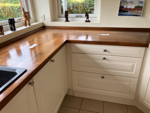 Slibning af massiv trækøkkenbord og en gang oliering