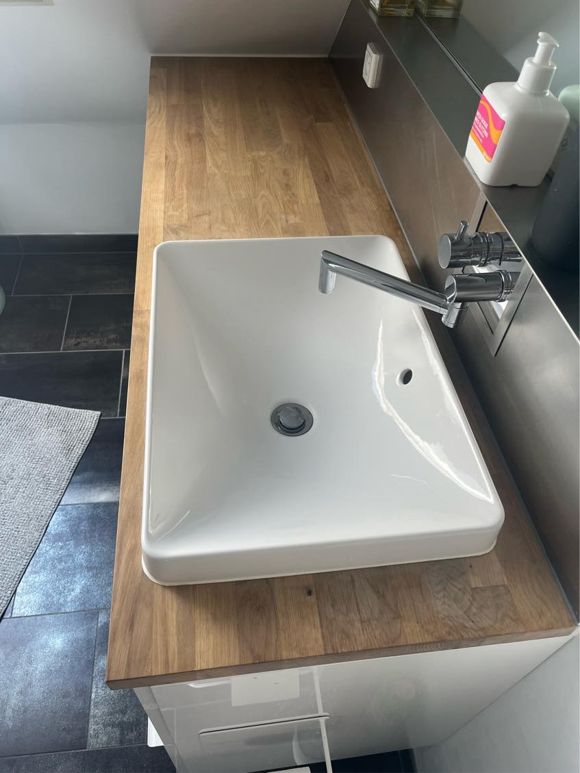 Slibe træbord og give det olie