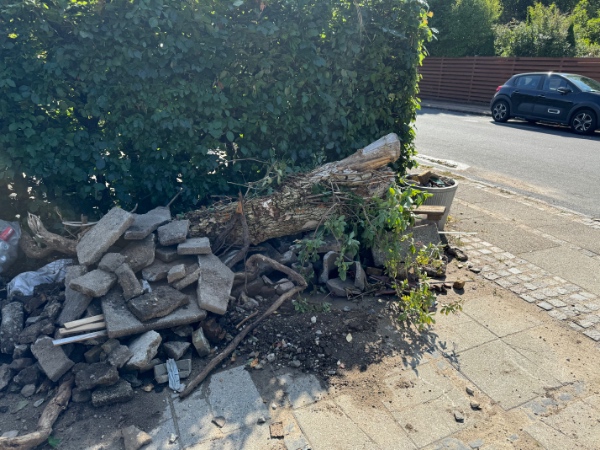 Afhentning af byggeskrald (småsten, rør) samt lille hyldetræ.