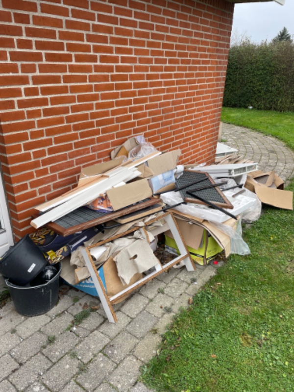 Køre diverse skrald og haveaffald på genbrugsstationen