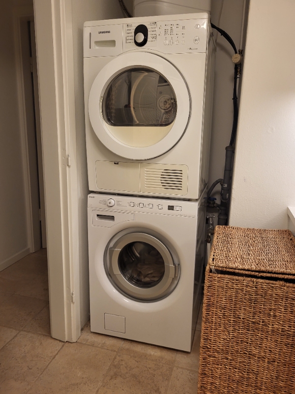 Hjælp til at løfte en tørretømbler