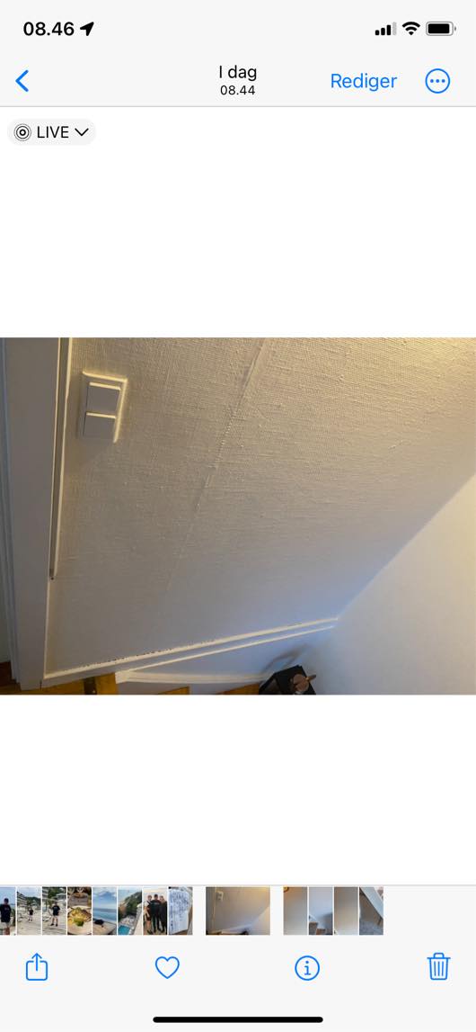 Håndliste til væk og låge under trappe