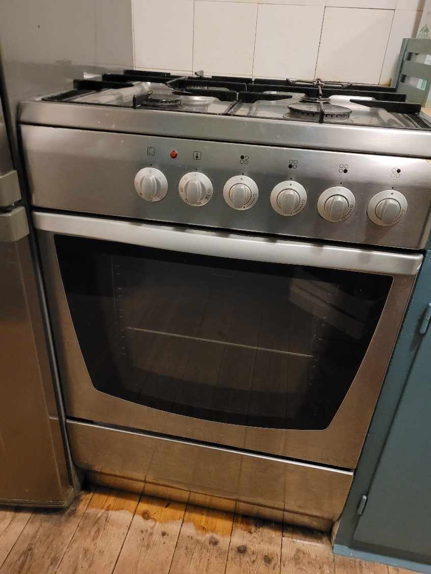 Afmontering og afskaffelse af gaskomfur og køleskab