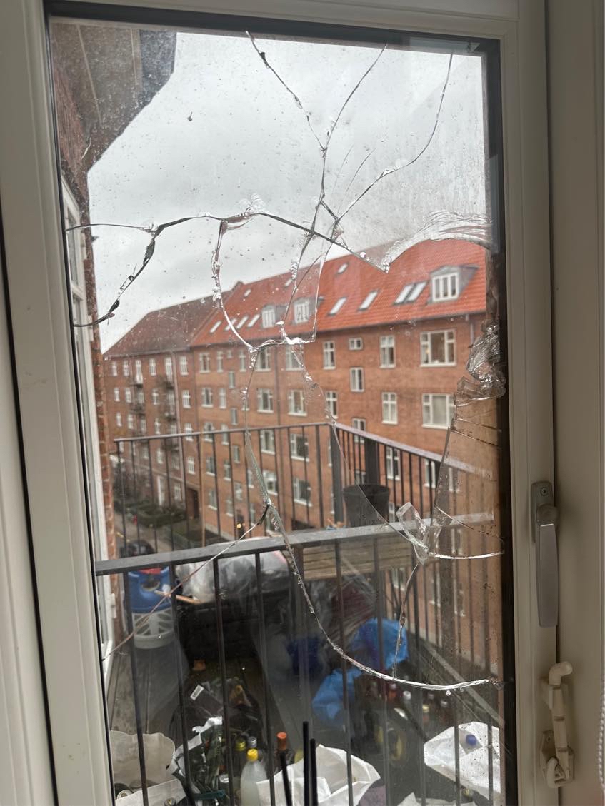 Hjælp til at sætte ny rude i et vindue (thermo rude)