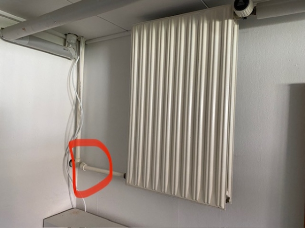 Udskiftning af radiator samt afmontering af yderligere 3 radiatorer.
