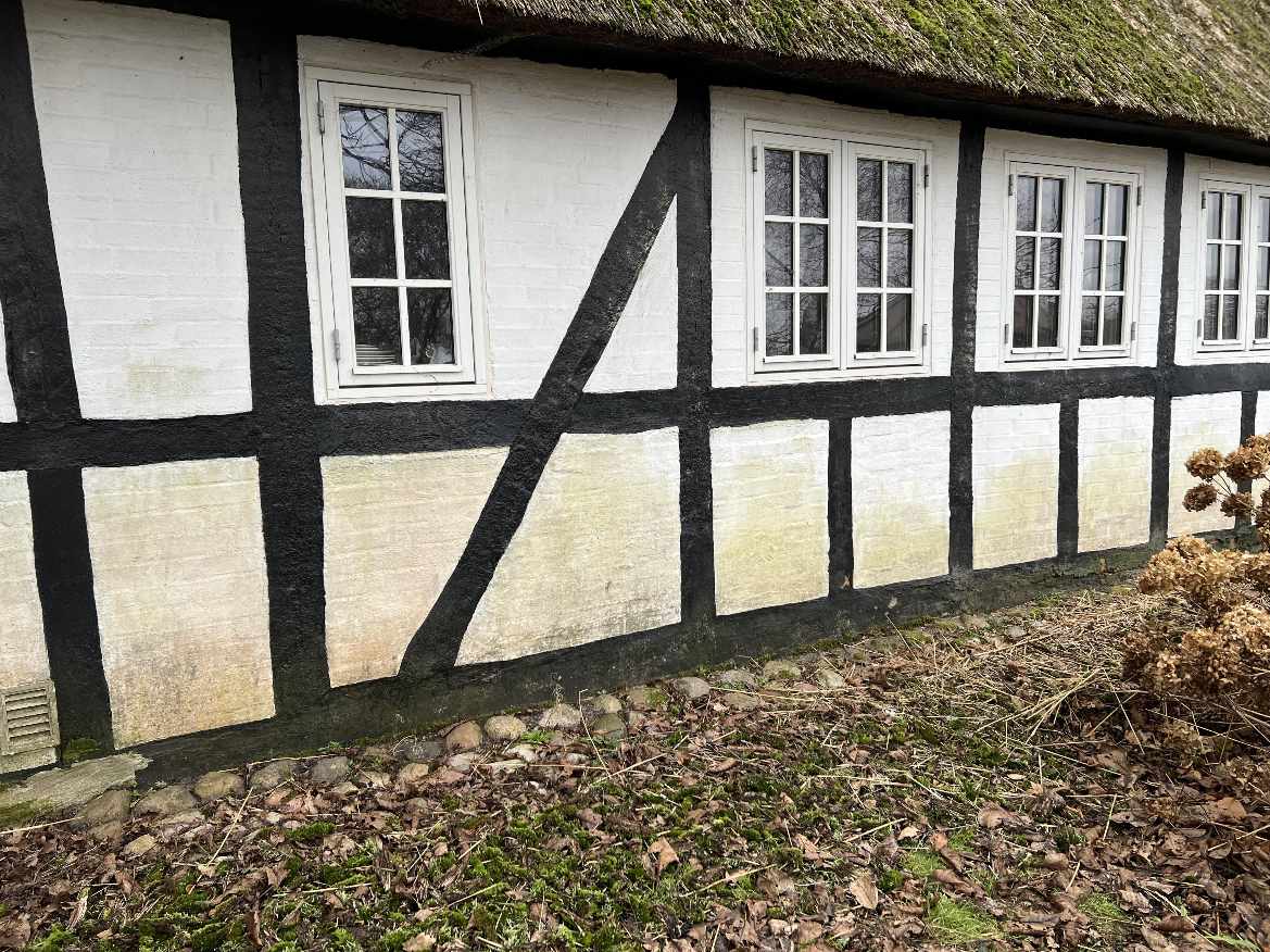 Har hvidkalkede facader på huset, som skal renses af for alger og diverse. Der er desuden er lille stykke væk med skader der skal udbedres.