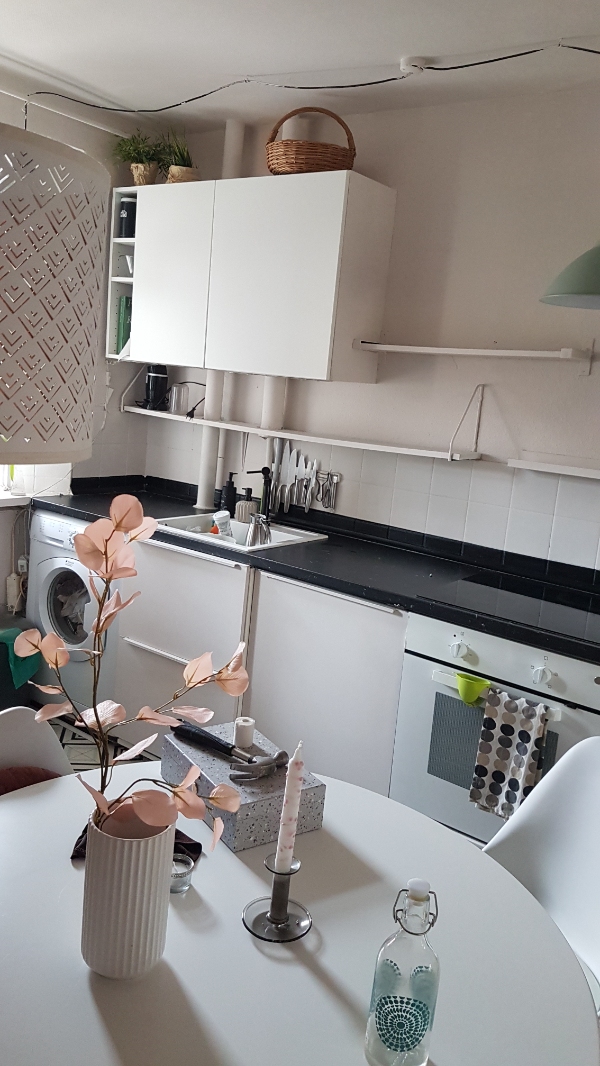 samlet et skab ( til køl) og flytte et skab og hylder hænges op igen skærer 3 hylder af et skab