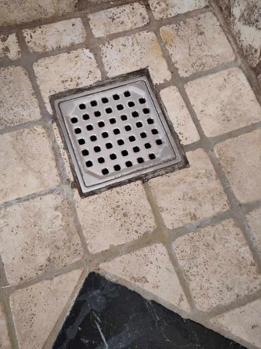 Vi skal have udskiftet gummifuger i 2 brusenicher. Den ene har dimensionerne 85*85 cm.