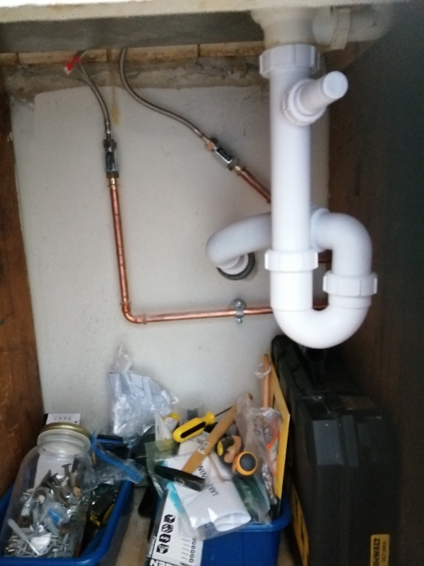 Vandforsyning og evt. afløb til vaskemaskine under køkkenvasken