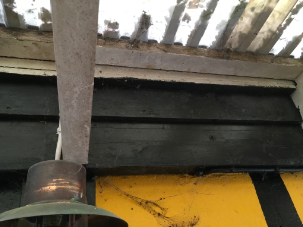 Jeg skal have sat en letmetalsnæse på tagrenden ned til carport taget da der siver vand ned mellem huset og carporten.