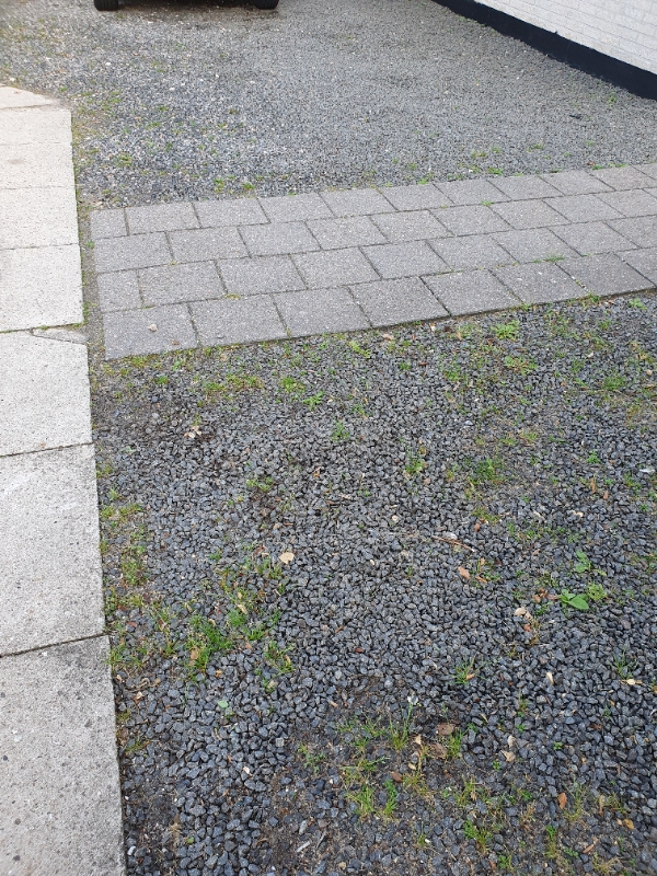 Luget ukrudtet fra bed foran huset, samt indkørsel (granitskaver) og langs hegnet, samt mellem alle fliser