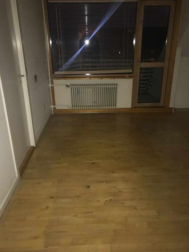 Fjern savsmuldstapet, gammelt køkken, ikke bærende væg, og en dør der skal blændes af