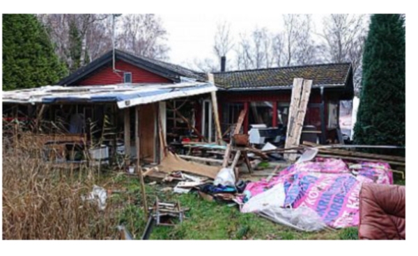 En sommerhus skal ryddes for masser skrald, byggeaffald, metal og jern, træ