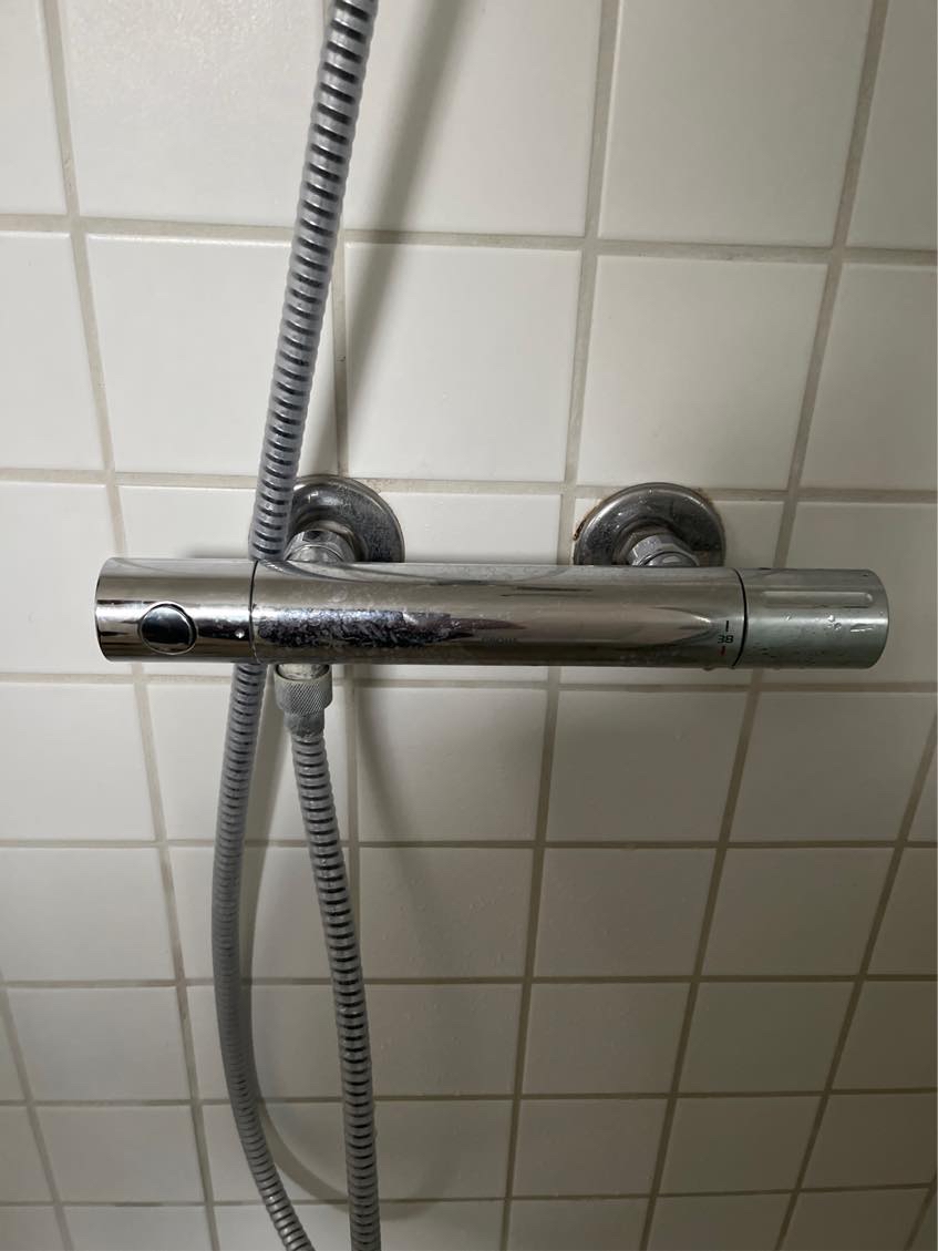 Udskifning af blandingsbatteri i bruser