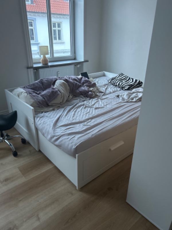demontere 2 stor skabe og 1 single bed