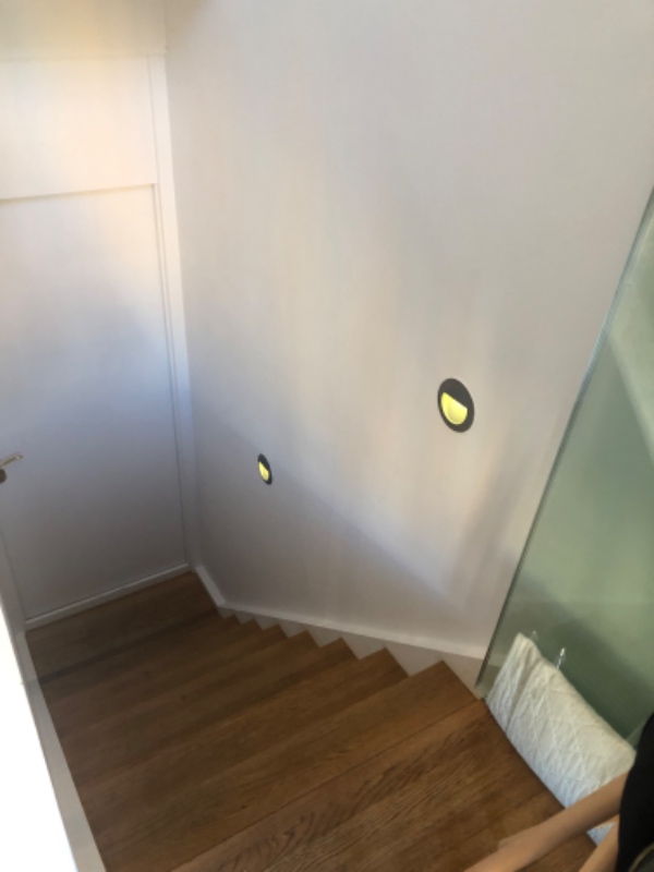 Ophængning af 5 billeder på væg ved trappe - kræver nok en multi-stige.